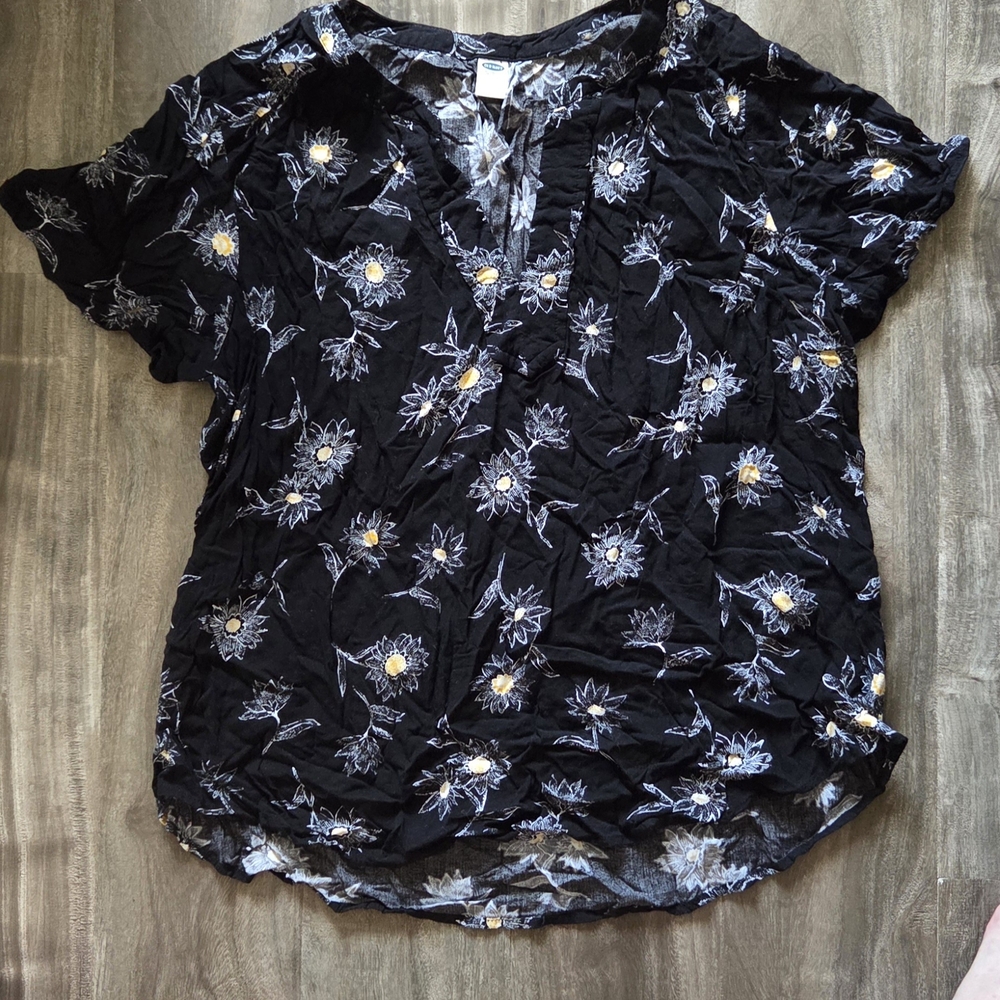 Old Navy Black and White Short Sleeve Blouse with Mandarin Collar